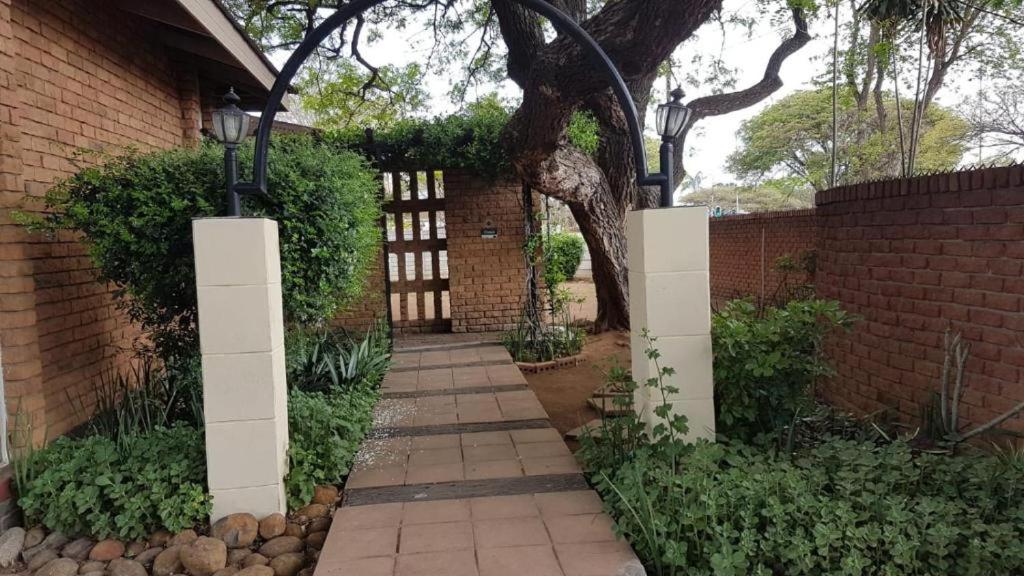 Yana Guest House Polokwane Exterior foto